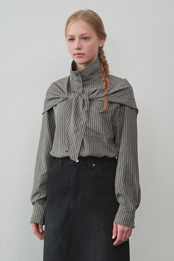 세련된 스타일을 완성하는 시오 스트라이프 셔츠-스카프 셋업입니다. 여성스러운 무드를 더하는 모던, 미니멀, 로맨틱 스타일로, 가을 시즌에 어울리는 긴소매 레귤러핏 셔츠입니다. 블랙, 그레이 두 가지 색상으로 출시되었으며, 스카프 세트 구성으로 다양한 스타일 연출이 가능합니다. 데이트룩, 모임룩, 출근룩 등 TPO에 맞춰 미니멀, 클래식, 로맨틱 스타일을 즐겨보세요. 스트라이프 패턴으로 포인트를 더해 세련된 가을 스타일링을 완성해보세요.
