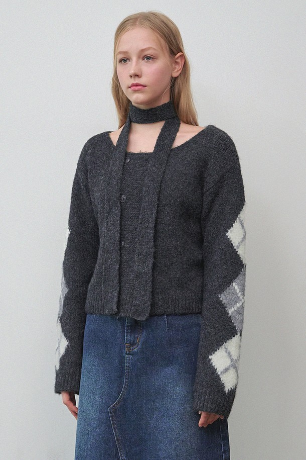 세련된 무드의 여성용 루비 타이 세트 더블버튼 니트입니다. 톤 다운된 차콜 그레이 컬러의 부드러운 니트 소재로 제작되어 가을, 겨울 시즌에 따뜻하고 포근하게 착용할 수 있습니다. 라운드넥과 레귤러핏으로 편안한 착용감을 선사하며, 크롭 기장으로 다리가 길어 보이는 효과를 줍니다. 더블 버튼 디테일과 타이 세트 구성으로 로맨틱, 미니멀, 모던한 스타일을 연출할 수 있어 데이트룩, 카페룩, 겨울 데일리룩에 활용하기 좋습니다.
