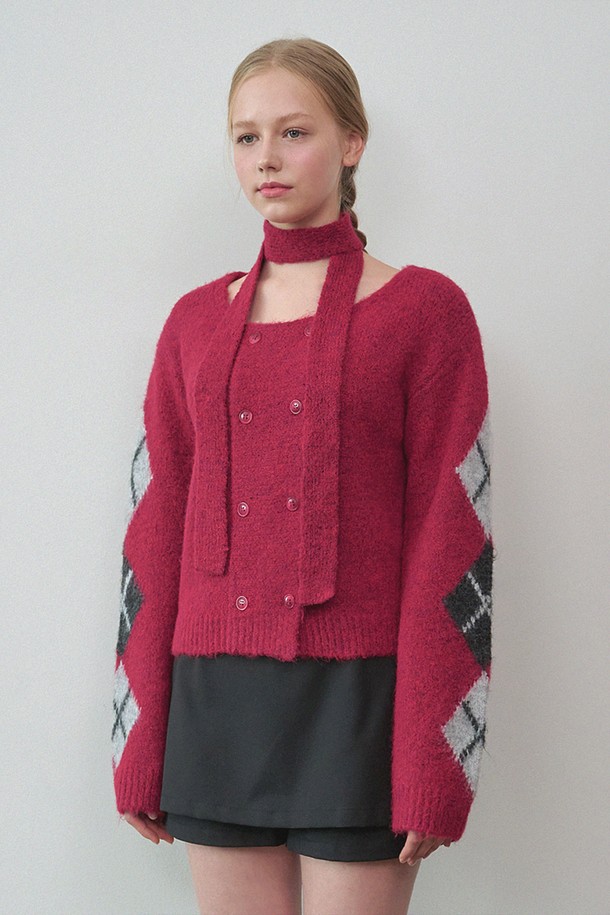 **루비 타이세트 더블버튼 니트**는 여성스러운 분위기를 연출하는 가을/겨울 시즌 니트입니다. 부드러운 촉감의 니트 소재에 크롭 기장과 하이넥 디자인으로 보온성을 높였습니다. 촘촘한 아가일 패턴과 타이 디테일이 로맨틱한 무드를 더하며, 더블 버튼 여밈으로 클래식하고 미니멀한 스타일을 완성합니다. 데이트룩, 겨울 데일리룩, 모임룩 등 다양한 TPO에 활용 가능하며, 레드와 버건디 두 가지 컬러로 만나보실 수 있습니다.
