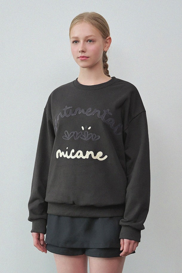센티멘탈 그래스 로고가 돋보이는 스웻셔츠입니다. 가을 시즌 컬렉션으로, 미니멀, 캐주얼, 클래식 스타일을 추구하는 분들께 추천합니다. 라운드넥과 긴소매 디자인으로 편안한 착용감을 선사하며, 동네 마실룩이나 가을 나들이룩에 잘 어울립니다. 블랙 컬러로 어떤 스타일에도 쉽게 매치할 수 있으며, 현대적인 감각의 디자인이 특징입니다. 데일리룩에 포인트를 더해보세요.
