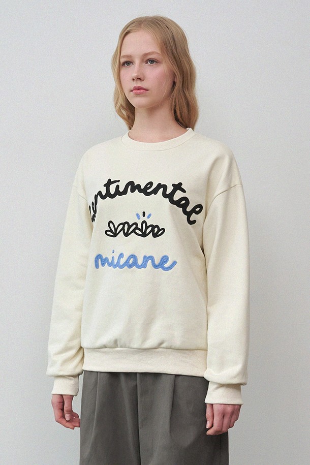 센티멘탈 그래스 스웻셔츠는 여성용 크롭 기장의 스웻셔츠입니다. 아이보리와 화이트 두 가지 색상으로 제공되며, 가을과 겨울에 따뜻하게 착용하기 좋습니다. 부드러운 면 소재에 레터링과 로고 인쇄가 포인트로 더해져 미니멀, 로맨틱, 모던한 스타일을 연출합니다. 두꺼운 두께감으로 포근하며, 일상, 집콕, 카페룩 등 다양한 TPO에 활용 가능합니다. 레귤러핏 라운드넥 긴소매 디자인으로, 캐주얼하면서도 클래식한 매력을 선사합니다.