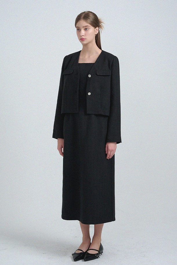 세련된 샤이나 트위드 재킷-드레스 셋업을 소개합니다. 블랙 컬러의 클래식하고 미니멀한 디자인으로, 가을과 겨울에 어울리는 두꺼운 트위드 소재가 특징입니다. H라인 스커트와 긴소매, 스퀘어넥 디자인으로 우아함을 더했으며, 뻣뻣한 촉감이 고급스러운 분위기를 자아냅니다. 오피스룩, 모임룩, 연말 모임룩 등 다양한 TPO에 활용 가능하며, 시크한 스타일을 연출하기 좋습니다. 재킷과 드레스가 세트로 구성되어 간편하게 스타일링을 완성할 수 있습니다.
