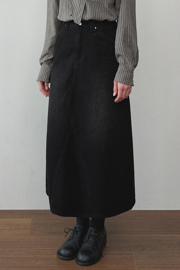 핀리 프린지 데님 롱 스커트는 여성의 일상 스타일을 세련되게 연출해 줄 롱 스커트입니다. 블랙 컬러의 데님 소재로 제작되어 가을에 어울리는 두꺼운 두께감과 뻣뻣한 촉감을 자랑합니다. A라인 핏으로 다리 라인을 자연스럽게 커버하며, 롱 기장으로 우아함을 더합니다. 모던, 미니멀, 로맨틱 무드를 아우르는 디자인에 프린지 디테일로 포인트를 주어 현대적인 감각을 강조했습니다. 미니멀, 로맨틱, 클래식 스타일을 즐겨 입는 분들께 추천합니다.
