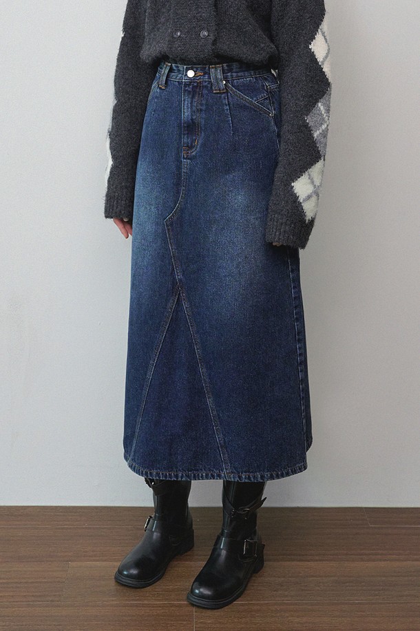 핀리 프린지 데님 롱 스커트는 여성용 롱 스커트로, 가을, 겨울철에 데일리룩으로 활용하기 좋습니다. 네이비와 블루 두 가지 색상으로 출시되었으며, 모던하고 미니멀한 스타일을 연출합니다. 뻣뻣한 촉감의 두꺼운 데님 소재에 A라인 핏으로 제작되어 편안하면서도 세련된 실루엣을 선사합니다. 허리 부분과 밑단의 프린지 디테일이 포인트이며, 미니멀, 클래식, 캐주얼 스타일을 모두 소화 가능합니다.
