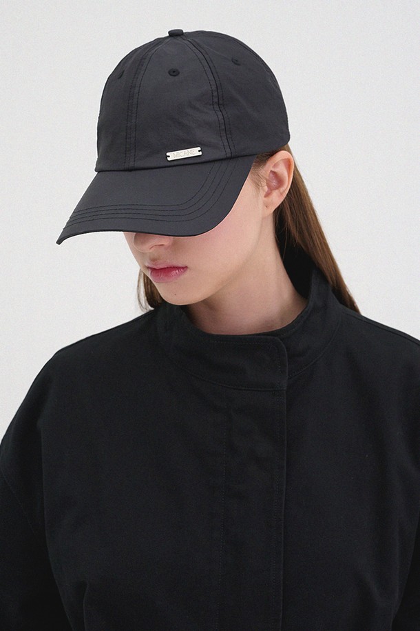 켄드릭 나일론 캡은 미니멀하고 클래식한 스타일을 추구하는 분들을 위한 데일리 캡모자입니다. 부드러운 촉감의 나일론 소재로 제작되어 사계절 내내 편안하게 착용할 수 있습니다. 심플한 디자인에 블랙 컬러, 무지 패턴으로 어떤 옷에도 잘 어울리며, 출근룩에도 활용 가능합니다. 모자 깊이는 일반적이며, 사이즈 조절 기능이 있어 편안한 착용감을 제공합니다. 켄드릭 로고가 디자인되어 있습니다.
