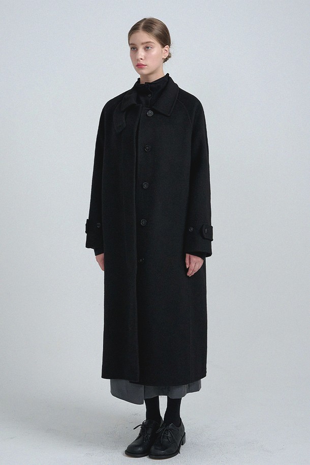 다비 핸드메이드 울 발마칸 코트는 미니멀하고 클래식한 무드를 선호하는 여성들을 위한 겨울철 필수 아이템입니다. 롱 기장의 오버핏 디자인과 싱글 버튼 여밈으로 세련된 실루엣을 연출하며, 100% 울 소재로 제작되어 뛰어난 보온성을 자랑합니다. 핸드메이드 공정으로 완성된 고급스러운 퀄리티는 시크하고 모던한 스타일을 완성시켜 줍니다. 출근룩, 오피스룩, 모임룩 등 다양한 TPO에 활용 가능하며, 블랙 컬러는 어떤 스타일에도 쉽게 매치되어 활용도가 높습니다.
