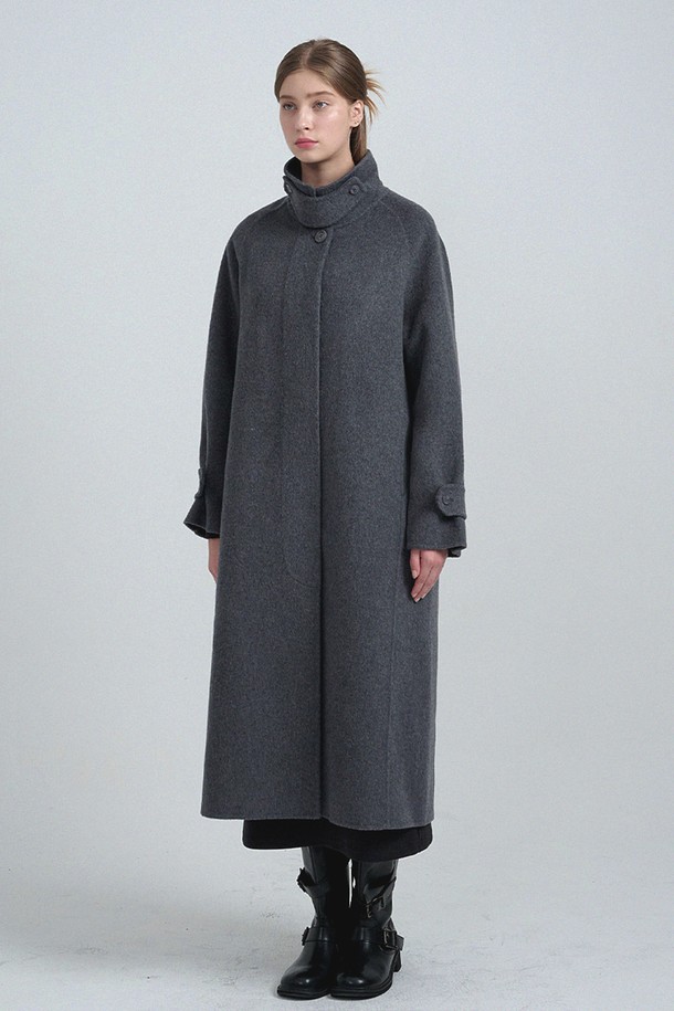 다비 핸드메이드 울 발마칸 코트는 겨울철 일상, 출근, 오피스, 모임룩에 모두 잘 어울리는 아우터입니다. 부드러운 촉감의 울 소재로 제작되어 따뜻하고 편안한 착용감을 선사합니다. 미니멀, 클래식, 시크한 스타일을 연출하기 좋으며, 무지 디자인으로 어떤 옷에도 쉽게 매치할 수 있습니다. 핸드메이드 특유의 섬세함이 느껴지는 발마칸 코트로 겨울 스타일링을 완성해 보세요. 두꺼운 두께감으로 추운 날씨에도 든든하게 몸을 감싸줍니다.
