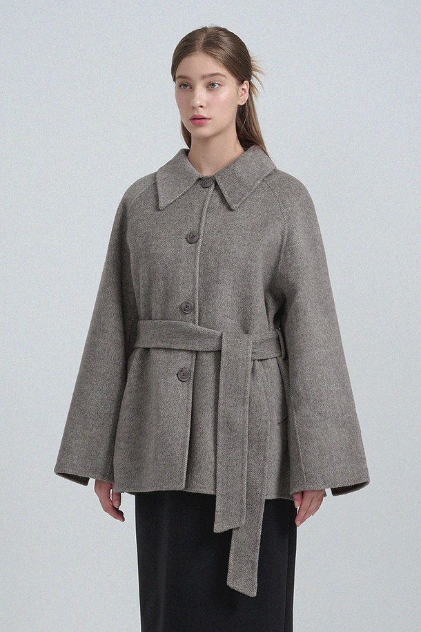 레비 핸드메이드 울 하프 코트는 겨울철 일상, 출근룩, 오피스룩, 모임룩에 모두 잘 어울리는 핸드메이드 하프 코트입니다. 부드러운 촉감의 울 소재로 제작되어 따뜻하고 편안한 착용감을 선사하며, 미니멀, 클래식, 모던한 스타일을 연출하기 좋습니다. 무지 디자인에 하프 기장으로 시크하고 세련된 분위기를 더합니다. 긴 소매 기장으로 보온성을 높였으며, 다양한 룩에 매치하여 클래식하면서도 세련된 스타일을 완성할 수 있습니다.
