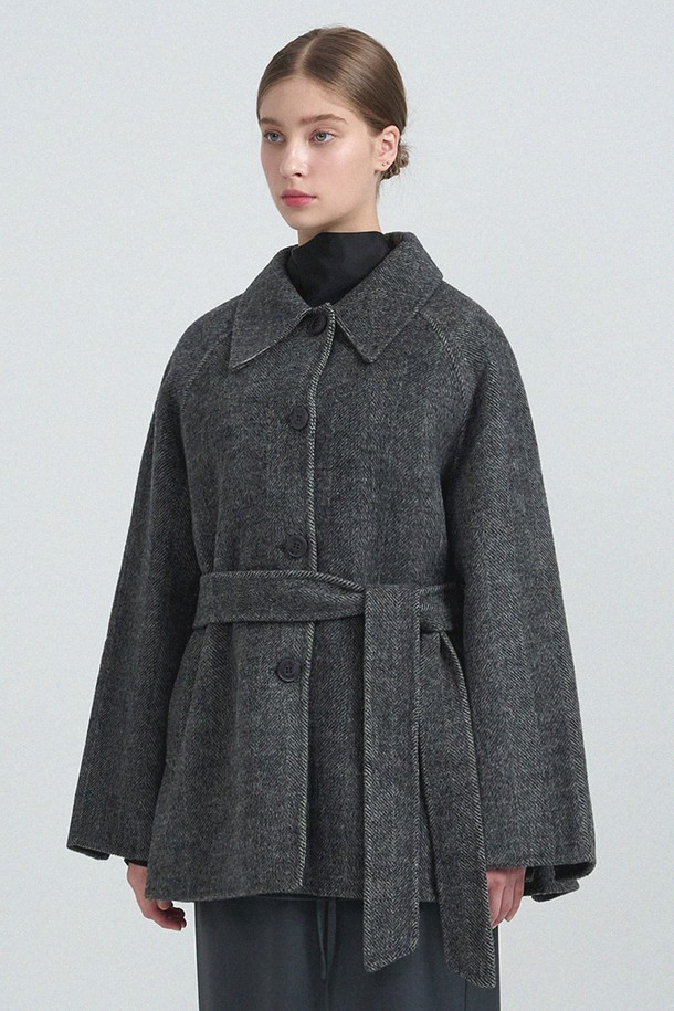 레비 핸드메이드 울 하프 코트는 겨울철 일상, 출근룩, 오피스룩, 모임룩에 모두 잘 어울리는 핸드메이드 하프 코트입니다. 부드러운 촉감의 울 소재로 제작되어 따뜻하고 편안한 착용감을 선사합니다. 미니멀, 클래식, 모던한 스타일을 아우르는 디자인으로, 무지 패턴이 시크하고 세련된 분위기를 연출합니다. 하프 기장의 코트 타입으로 다양한 스타일링에 활용할 수 있으며, 긴 소매 디자인은 보온성을 높여줍니다.
