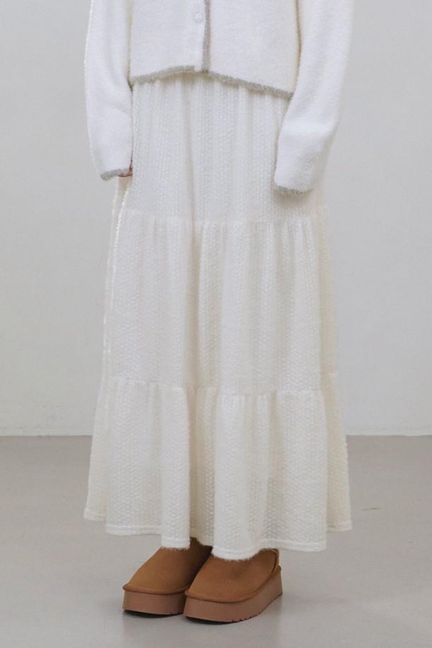 유키 캉캉 니트 롱 스커트는 로맨틱하고 레트로한 무드를 연출하는 여성용 니트 롱 스커트입니다. 부드러운 촉감의 두꺼운 니트 소재로 제작되어 겨울철에도 따뜻하게 착용할 수 있으며, 플레어 A라인 핏으로 여성스러운 실루엣을 강조합니다. 화이트, 아이보리 두 가지 색상으로 제공되며, 캉캉 디테일이 더해져 특별함을 더했습니다. 데이트룩으로 제격이며, 다양한 스타일 연출이 가능합니다.
