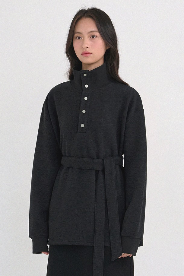 브로디 하이넥 오버핏 울 스웻셔츠는 미니멀, 클래식, 시크 스타일을 추구하는 당신을 위한 겨울철 필수 아이템입니다. 부드러운 촉감의 울 소재로 제작되어 포근함을 선사하며, 하이넥 디자인과 오버핏 실루엣이 세련된 무드를 연출합니다. 블랙 컬러의 무지 디자인은 어떤 스타일에도 쉽게 매치할 수 있으며, 출근룩, 모임룩, 데이트룩 등 다양한 TPO에 활용 가능합니다. 감각적인 패턴과 소재감, 레이어드 스타일링을 통해 클래식 모던 믹스 룩을 완성해보세요. 
