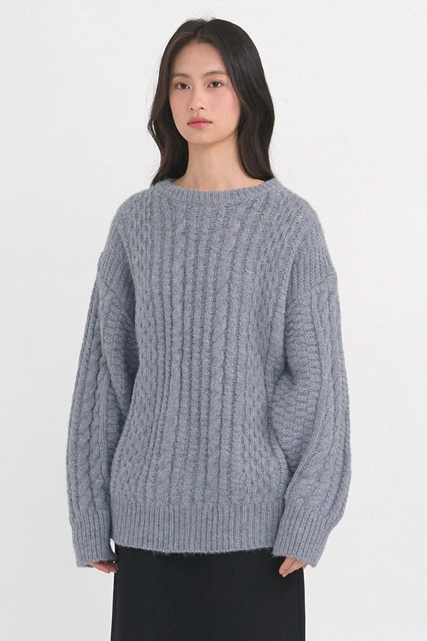 부드러운 울 소재의 "한나 울 트위스트 니트"는 겨울철 포근함을 선사하는 여성 의류입니다. 그레이 컬러의 라운드넥 디자인으로, 미니멀, 클래식, 모던 스타일을 연출하기 좋습니다. 루즈핏과 긴소매, 두꺼운 두께감으로 따뜻함을 더하며, 케이블과 트위스트 패턴이 돋보입니다. 출근룩과 모임룩 모두 소화 가능한 활용도 높은 아이템으로, 부드러운 촉감이 특징입니다.
