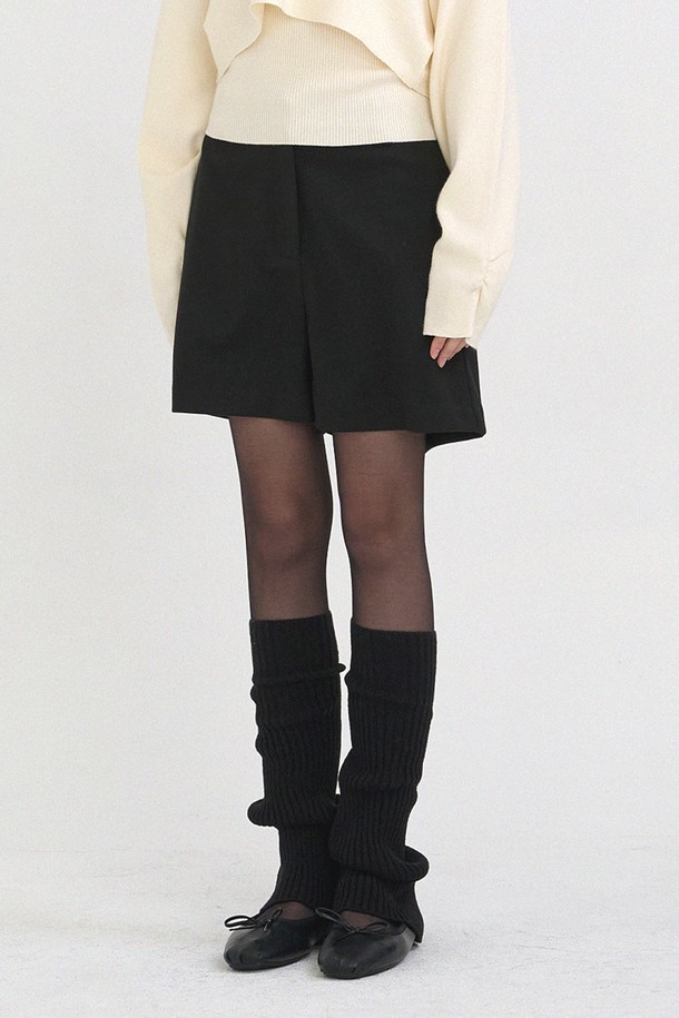 미코 숏 팬츠는 겨울철 출근룩에 어울리는 여성용 숏 팬츠입니다. 두꺼운 두께감으로 따뜻함을 유지하며, 부드러운 촉감이 편안한 착용감을 선사합니다. 미니멀하고 클래식한 스타일로 어떤 상의와도 쉽게 매치하여 모던한 분위기를 연출할 수 있습니다. 숏 기장으로 활동성을 높였으며, 활용도 높은 겨울철 필수 아이템입니다.
