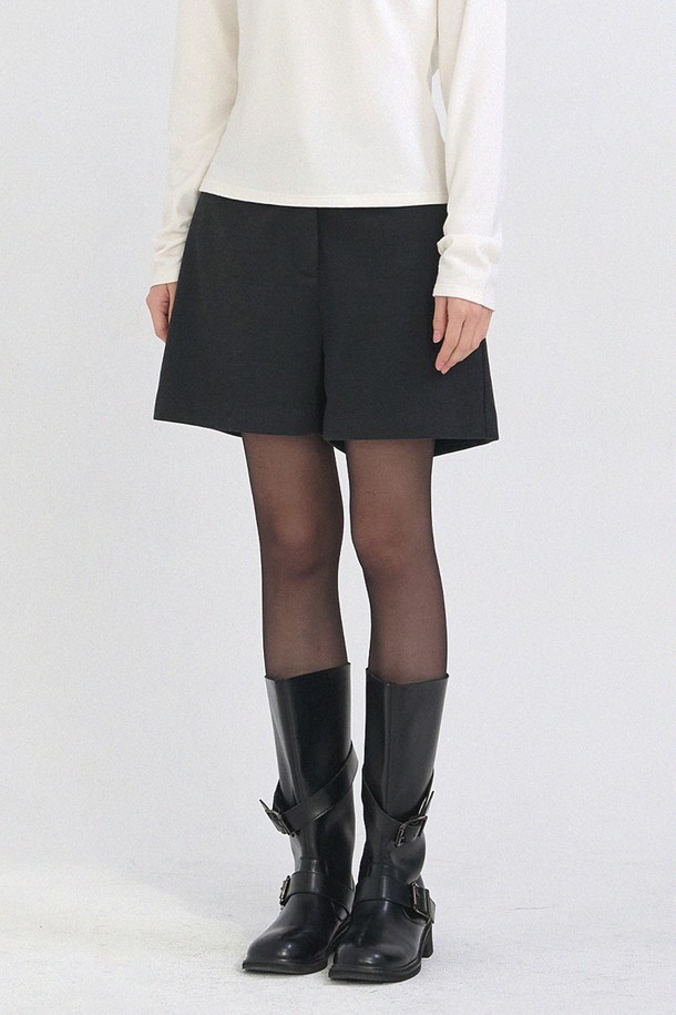 미코 숏 팬츠는 겨울 시즌 여성의 일상복을 위한 미니멀하고 클래식한 스타일의 숏 팬츠입니다. 부드러운 촉감과 패턴 디자인이 특징이며, 다양한 상의와 매치하여 세련된 룩을 연출할 수 있습니다. 숏 기장으로 활동성을 높였으며, 겨울철에도 스타일리시함을 잃지 않도록 디자인되었습니다. 편안함과 스타일을 동시에 만족시키는 미코 숏 팬츠는 당신의 겨울 패션을 완성해 줄 것입니다.
