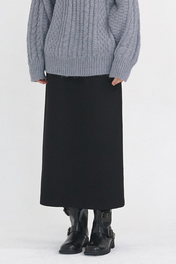제시카 울 롱 스커트는 겨울철 여성의 우아함을 더해줄 롱 스커트입니다. 부드러운 촉감의 울 소재로 제작되어 포근하고 따뜻하게 착용할 수 있습니다. 미니멀, 클래식, 모던한 스타일을 추구하는 분들께 추천하며, 출근룩, 오피스룩, 모임룩 등 다양한 TPO에 활용할 수 있습니다. 두꺼운 두께감으로 겨울철에도 든든하게 입을 수 있으며, 시크하고 세련된 스타일을 연출하기 좋습니다. 울 소재 특유의 고급스러운 분위기가 돋보이는 롱 스커트입니다.
