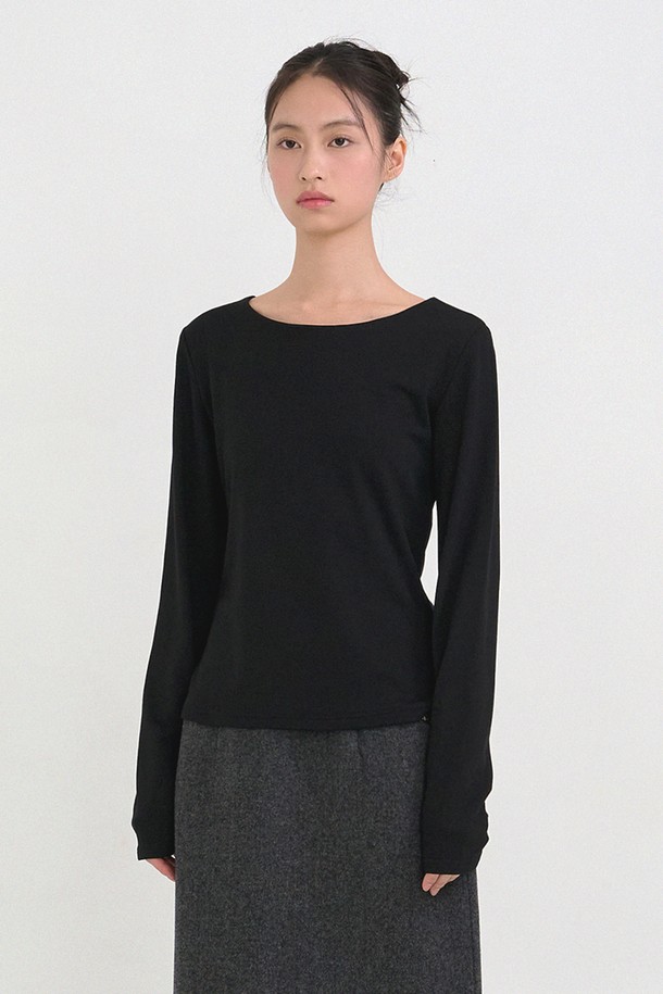 라미스 보트 넥 티는 미니멀, 클래식, 시크한 스타일을 추구하는 분들을 위한 겨울철 필수 아이템입니다. 부드러운 촉감으로 편안한 착용감을 선사하며, 보트 넥 디자인이 세련된 분위기를 더합니다. 출근룩이나 모임룩 등 다양한 TPO에 활용하기 좋으며, 프린트 패턴으로 포인트를 줄 수 있습니다. 심플하면서도 스타일리시함을 놓치지 않아, 어떤 옷에도 쉽게 매치할 수 있는 활용도 높은 티셔츠입니다.
