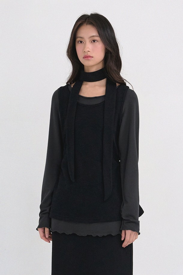 에디스 뷔스티에-티 셋업은 여성용 상의 세트입니다. 미니멀하고 클래식한 스타일로, 출근룩과 모임룩에 모두 잘 어울립니다. 부드러운 촉감의 뷔스티에와 티셔츠는 겨울철에도 따뜻하고 편안하게 착용할 수 있습니다. 모던한 디자인으로 다양한 하의와 매치하여 세련된 스타일을 연출해보세요.
