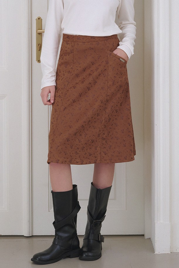 부드러운 스웨이드 소재로 제작되어 따뜻하고 포근한 착용감을 선사하는 자키 스웨이드 미디 스커트입니다. 레트로 무드의 디자인과 미디 기장으로 로맨틱하고 클래식한 분위기를 연출하며, 데이트룩 및 모임룩에 활용하기 좋습니다. 겨울 시즌, 세련된 스타일을 완성해 보세요. 뉴트럴 컬러로 어떤 상의와도 매치하기 용이합니다.
