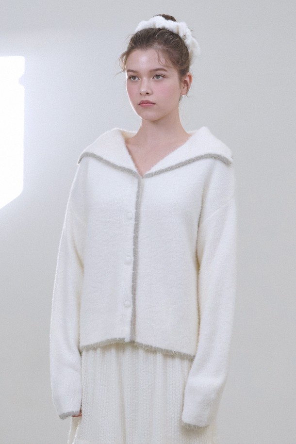 글리 헤어리 가디건-스크런치 셋업은 부드러운 울과 앙고라 혼방 소재로 제작되어 포근한 착용감을 선사합니다. 로맨틱하고 모던한 스타일을 연출할 수 있으며, 뉴트럴 톤의 아이보리, 화이트 컬러로 출시되었습니다. 크롭 기장의 라운드넥 가디건과 스크런치가 세트로 구성되어 데이트룩에 완벽한 포인트를 더합니다. 긴소매와 루즈핏으로 편안하면서도 레트로 무드를 자아내며, 헤어리 텍스처가 따뜻함을 더합니다. 겨울철, 당신의 스타일을 한층 더 돋보이게 해 줄 아이템입니다.
