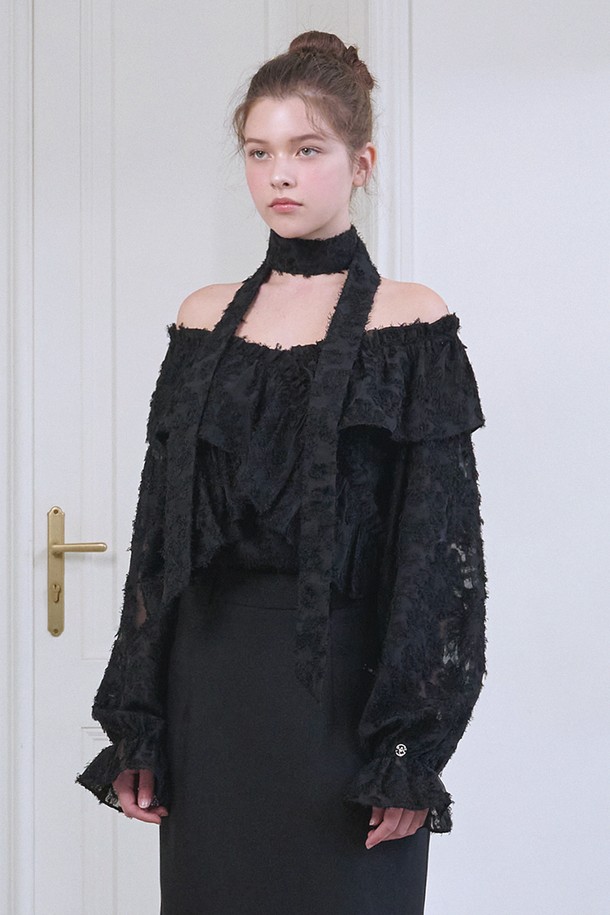 케리 헤어리 스트랩 블라우스는 여성스러운 로맨틱 무드와 레트로 감성을 동시에 자아내는 블라우스입니다. 하이넥 디자인과 블랙 컬러는 시크하면서도 세련된 분위기를 연출합니다. 섬세한 레이스 패턴과 프릴 장식이 여성스러움을 더하고, 스트랩 디테일이 포인트로 더해져 특별함을 선사합니다. 긴 소매 기장으로 겨울철에도 따뜻하게 착용 가능하며, 데이트룩이나 모임룩으로 활용하기 좋습니다. 클래식한 스타일을 선호하는 분들께 추천합니다.
