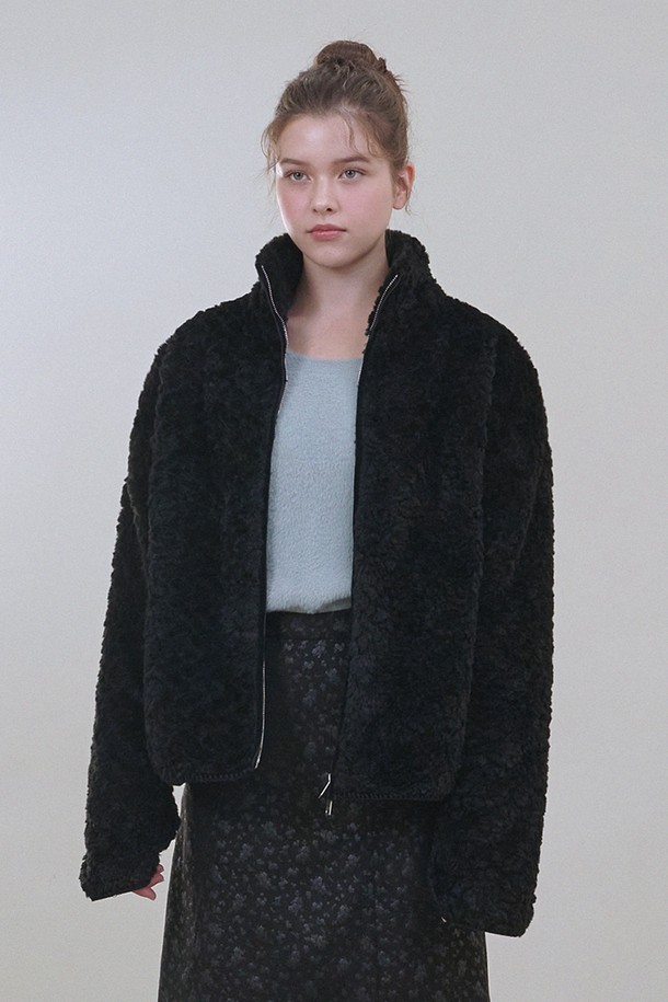 칼리 시어링 집업 점퍼는 여성용으로, 추운 겨울철 일상과 여행룩에 따뜻함과 스타일을 더해줄 아우터입니다. 부드러운 촉감의 시어링 소재와 두꺼운 두께감으로 보온성을 높였으며, 크롭 기장과 레귤러핏으로 캐주얼하고 베이직한 스타일을 연출합니다. 블랙 컬러의 무지 디자인에 집업 여밈 방식으로 편리함을 더했으며, 시어링 안감과 긴 소매 기장으로 포근함을 선사합니다. 미니멀, 클래식 스타일을 선호하는 분들께 추천하며, 다양한 룩에 활용하기 좋은 아이템입니다.
