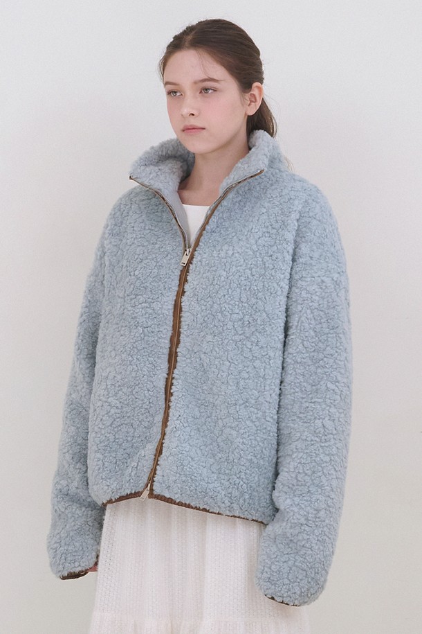 칼리 시어링 집업 점퍼는 여성 고객을 위한 캐주얼 스타일의 아우터입니다. 부드러운 촉감의 시어링 소재와 두꺼운 두께감으로 따뜻하게 착용할 수 있으며, 특히 겨울철에 적합합니다. 루즈핏 디자인과 무지 패턴은 편안하면서도 미니멀한 스타일을 연출합니다. 크롭 기장과 집업 여밈 방식으로 트렌디함을 더했으며, 그레이 컬러로 다양한 룩에 매치하기 용이합니다. 긴 소매로 보온성을 높여 겨울철 데일리룩에 활용하기 좋습니다.
