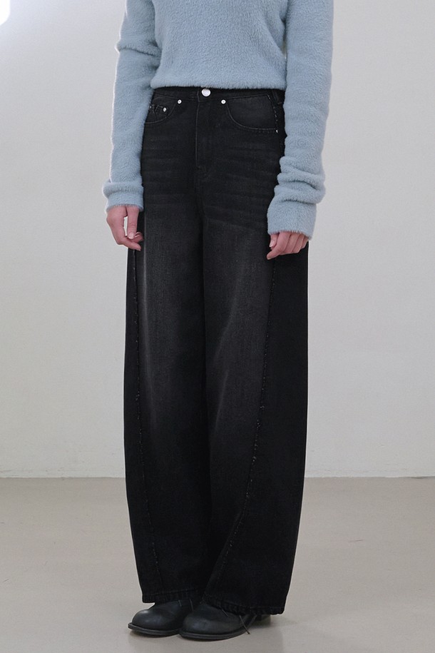 블랙 컬러의 블레이크 프린지 라인 와이드 데님 팬츠입니다. 겨울 시즌에 어울리는 두꺼운 두께감의 데님 소재로 제작되었습니다. 뻣뻣한 촉감의 와이드핏으로 모던하고 베이직한 스타일을 연출합니다. 밑단 프린지 디테일이 포인트이며, 미니멀, 클래식한 무드로 착용하기 좋습니다. 여성 고객을 위한 데님 팬츠입니다.
