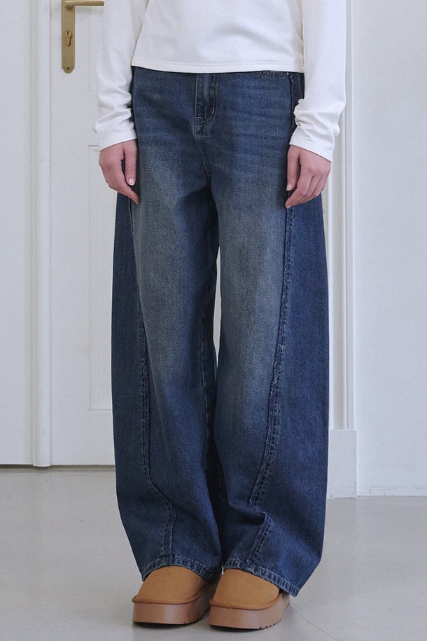 블레이크 프린지 라인 와이드 데님 팬츠는 겨울철 캐주얼 스타일을 완성하는 여성 데님 팬츠입니다. 블루 컬러의 와이드핏으로 편안하면서도 트렌디한 핏을 연출합니다. 데님 소재 특유의 견고함과 프린지 디테일이 돋보이며, 미니멀한 무드를 더해줍니다. 일상생활에서 스타일리시하게 착용하기 좋은 아이템입니다.
