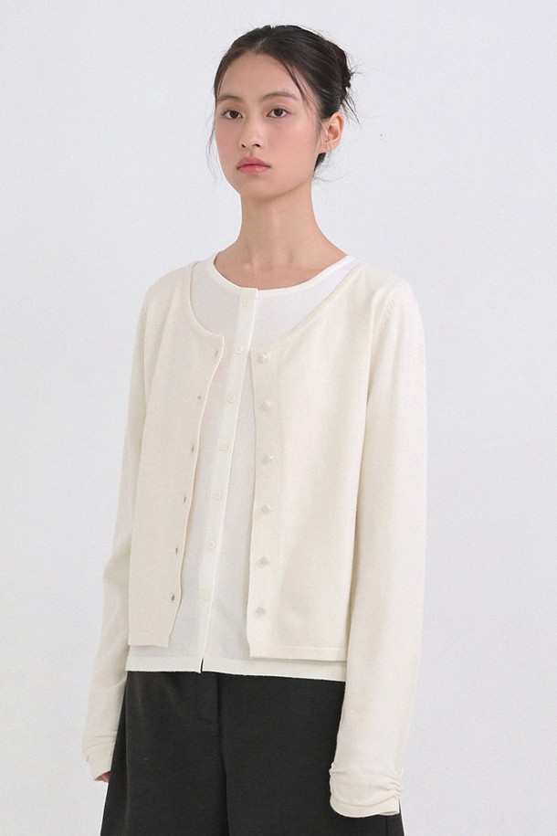 포근한 울 소재로 제작된 푸엘라 레이어드 니트입니다. 미니멀하고 클래식한 디자인으로, 출근룩에 세련된 분위기를 더합니다. 아이보리 컬러의 라운드넥, 긴 소매, 레귤러핏으로 다양한 스타일링이 가능합니다. 두꺼운 두께감과 부드러운 촉감으로 겨울철 따뜻하게 착용할 수 있으며, 레이어드 스타일 연출에 용이합니다.
