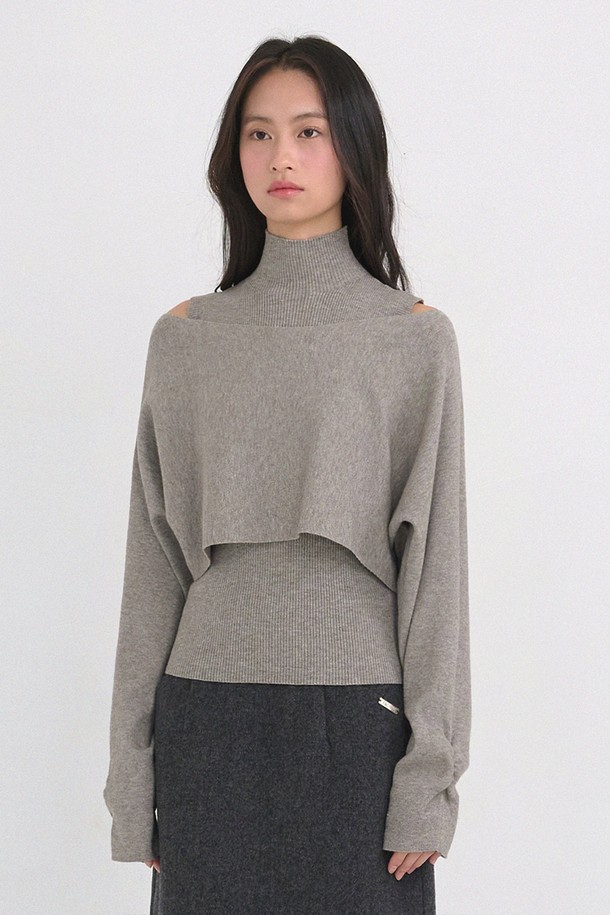 라비나 슬리브리스-보트 넥 니트 셋업은 여성용 상의 니트/스웨터로, 겨울철 일상, 출근룩, 오피스룩, 모임룩에 적합합니다. 그레이 색상의 무지 패턴, 민소매 디자인과 크롭 기장으로 세련된 스타일을 연출하며, 부드러운 촉감의 니트 소재로 제작되었습니다. 레귤러핏과 보트넥 디자인은 미니멀, 클래식, 시크한 무드를 더합니다. 얇은 두께감으로 편안하게 착용할 수 있는 셋업 상품입니다.
