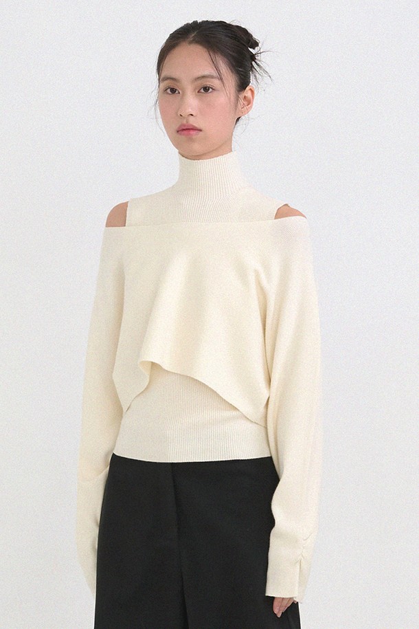 라비나 슬리브리스-보트 넥 니트 셋업은 여성용 니트/스웨터 상의로, 겨울철 미니멀, 클래식, 모던 스타일을 연출하기에 좋습니다. 아이보리 컬러의 레귤러핏 디자인이며, 부드러운 촉감의 두꺼운 니트 소재로 제작되었습니다. 보트넥과 민소매 디자인이 특징이며, 숄더 컷아웃 디테일이 시크한 포인트를 더합니다. 데이트룩, 모임룩으로 활용하기 좋으며, 클래식, 미니멀, 시크한 스타일을 선호하는 분들께 추천합니다.
