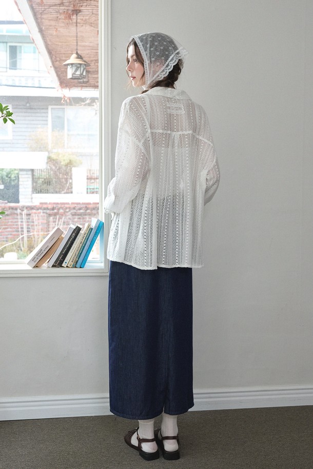 페미닌한 무드의 로잘린드 오버핏 크로쉐 셔츠는 에스닉한 짜임과 레이스 라벨 디테일이 돋보입니다. 아이보리, 화이트 색상의 이 셔츠는 면과 폴리에스테르 혼방 소재로 제작되어 통기성이 좋고 가벼운 착용감을 선사하며, 시그니처 절개와 트임 포인트가 특징입니다. 봄, 여름 시즌에 데일리룩으로 연출하기 좋은 오버핏 셔츠로, 빈티지하면서도 로맨틱한 스타일을 완성해 줍니다.
