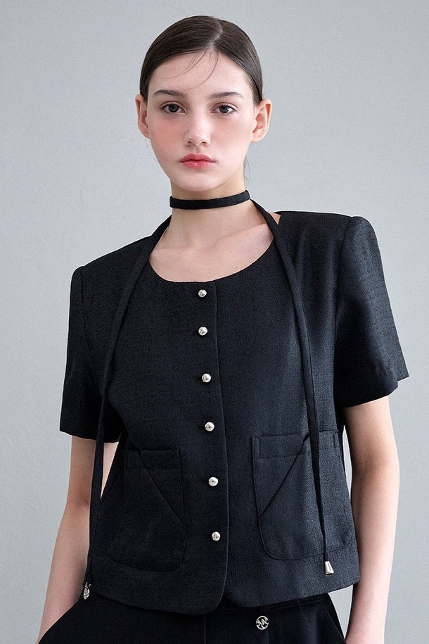 세련된 무드의 여성용 달린 트위드 타이 자켓입니다. 크림과 블랙 두 가지 색상으로 출시되었으며, 부드러운 촉감의 트위드 소재와 크롭 기장, 반소매 디자인이 특징입니다. 클래식하고 엘레강스한 스타일을 연출하며, 리본 타이 디테일이 여성스러움을 더해 데일리룩과 오피스룩 모두 활용하기 좋습니다.
