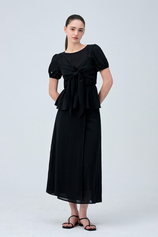 다리아 쉬폰 롱 스커트는 부드러운 시폰 소재로 제작되어 봄, 여름 시즌에 시원하게 즐길 수 있는 여성 롱스커트입니다. 페미닌하고 엘레강스한 무드의 A라인 플레어 핏으로, 하이웨스트 디자인과 얇은 두께감으로 다리 라인을 더욱 아름답게 연출해줍니다. 블랙과 크림 두 가지 색상으로 출시되어 데일리룩 또는 일상복으로 활용하기 좋습니다.
