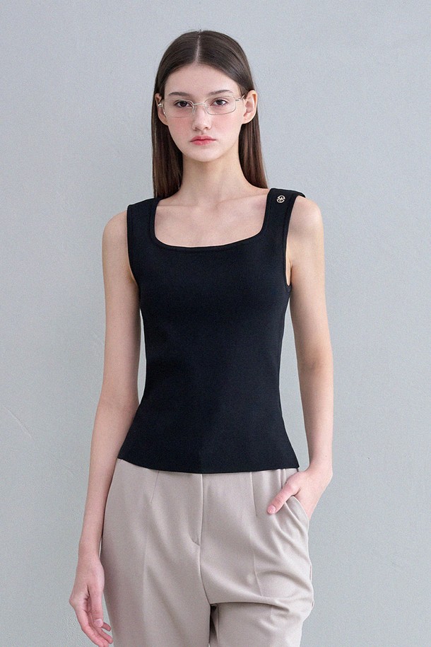 비아트리스 스퀘어 넥 니트 슬리브리스는 부드러운 비스코스와 나일론 혼방 소재로 제작되어 편안한 착용감을 선사하며, 슬림핏으로 바디라인을 아름답게 연출해 줍니다. 스퀘어넥 디자인과 어깨 사이드 펜던트 장식이 특징이며, 아이보리, 블랙 두 가지 색상으로 만나보실 수 있습니다. 신축성이 있어 활동성을 높였으며, 봄, 여름철 일상복으로 활용하기 좋은 니트 슬리브리스입니다.
