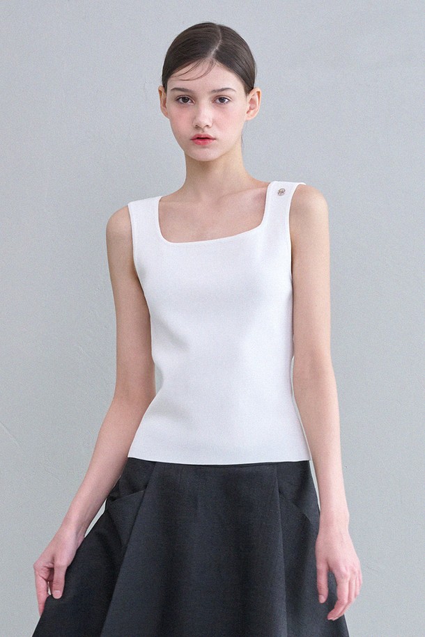 비아트리스 스퀘어 넥 니트 슬리브리스는 부드러운 비스코스 & 나일론 혼방 소재로 제작되어 봄, 여름 시즌에 시원하고 편안하게 착용할 수 있습니다. 슬림핏 디자인에 스퀘어 넥 라인과 민소매 스타일이 더해져 클래식하면서도 우아한 무드를 선사하며, 하이덴시티 원사 사용과 바디라인 보정 효과로 아름다운 실루엣을 연출합니다. 펜던트 장식과 프리미엄 마감으로 섬세함을 더한 화이트 컬러의 무지 니트 슬리브리스입니다.
