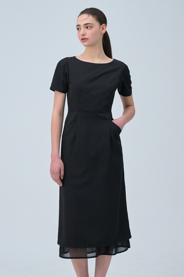 페미닌한 무드의 보니타 쉬폰 레이어드 롱 드레스는 부드러운 촉감의 폴리에스테르 시폰 소재로 제작되었으며, 베이지와 블랙 색상으로 만나보실 수 있습니다. 무지 패턴에 레이어드 디테일과 펜던트 장식이 더해져 우아함을 더하고, H라인 치마와 레귤러 핏으로 슬리밍 효과를 선사하며, 사이드 포켓으로 실용성을 높였습니다. 봄, 여름 시즌 일상 또는 데일리룩으로 연출하기 좋은 아이템입니다.
