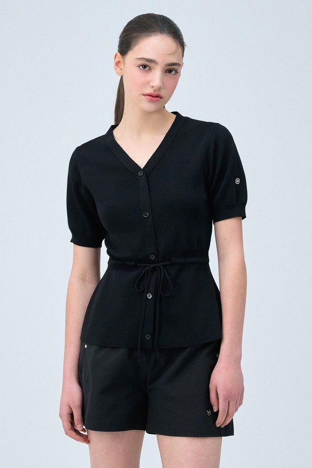 로띠 스트링 플레어 니트는 부드러운 니트 소재와 플로잉 텍스처가 돋보이는 여성용 반소매 V넥 상의입니다. 크림, 블랙 두 가지 색상으로 출시되었으며, 봄, 여름 시즌에 얇게 착용하기 좋습니다. 스트링과 드레이프 디테일이 더해져 클래식하면서도 페미닌한 무드를 연출하며, 일상복으로 활용하기 좋습니다.
