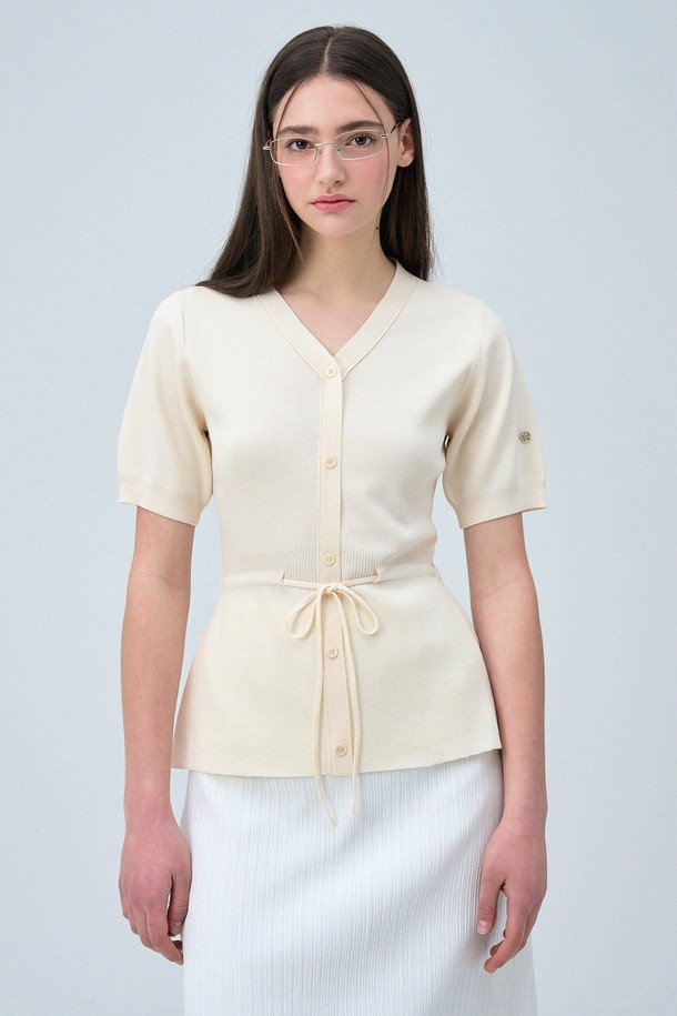 로띠 스트링 플레어 니트는 부드러운 니트 소재로 제작되어 봄, 여름 시즌에 시원하게 착용할 수 있는 여성 상의입니다. 크림, 블랙 두 가지 색상으로 출시되었으며, V넥 디자인과 반소매 기장, 얇은 두께감으로 페미닌하고 미니멀한 스타일을 연출합니다. 플레어 실루엣과 스트링 디테일이 더해져 캐주얼하면서도 세련된 무드를 선사합니다.
