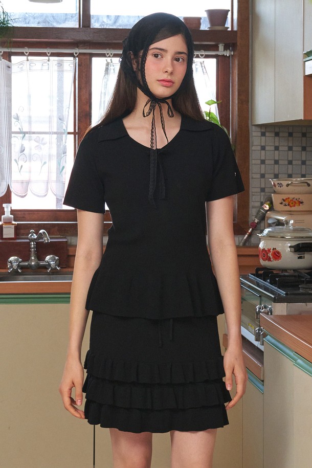 제나 프릴 니트 - 스커트 셋업은 여성스러운 무드를 연출하는 페미닌 캐주얼 스타일의 세트 상품입니다. 부드러운 촉감의 비스코스, 폴리에스테르 혼방 소재로 제작되었으며, V넥 반소매 디자인과 A라인 플레어 스커트가 특징입니다. 레드, 블랙 두 가지 컬러로 출시되었으며, 프릴 디테일과 장식 펜던트, 분리 착용이 가능한 실용성을 더했습니다.
