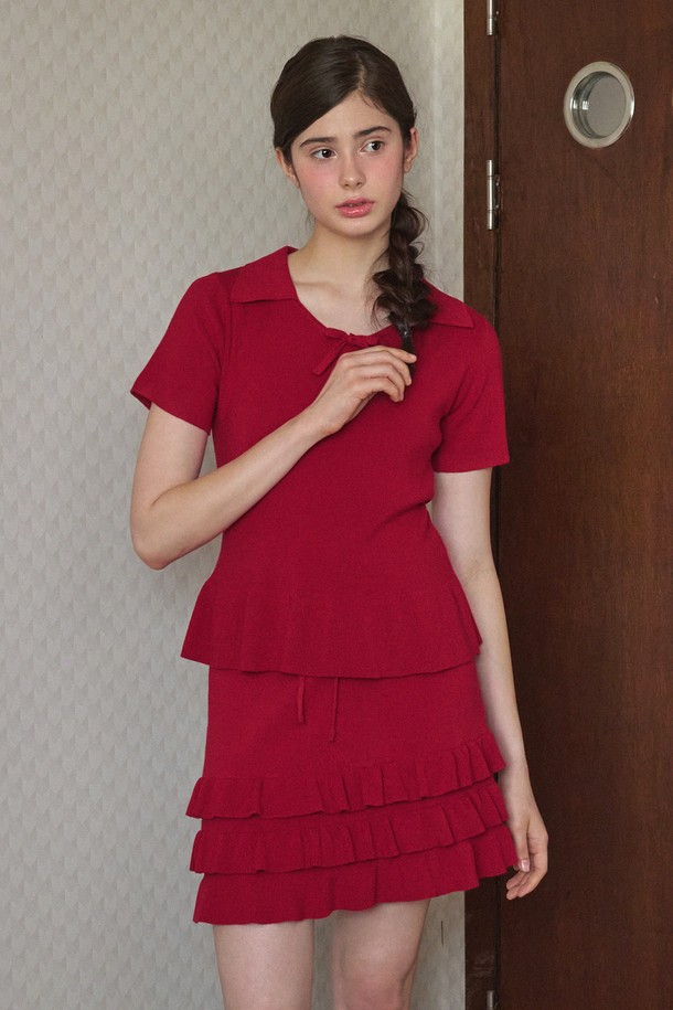 제나 프릴 니트 스커트 셋업은 부드러운 비스코스, 폴리에스터 혼방 소재로 제작되어 포근한 착용감을 선사합니다. 라운드넥 반소매 디자인에 러블리한 프릴 디테일과 A라인 플레어 스커트가 더해져 여성스러운 무드를 연출하며, 소매 사이드 팬던트 장식으로 포인트를 더했습니다. 단독 또는 세트로 다양한 스타일링이 가능하며, 봄, 가을 시즌에 적합한 루즈핏의 니트 셋업입니다.
