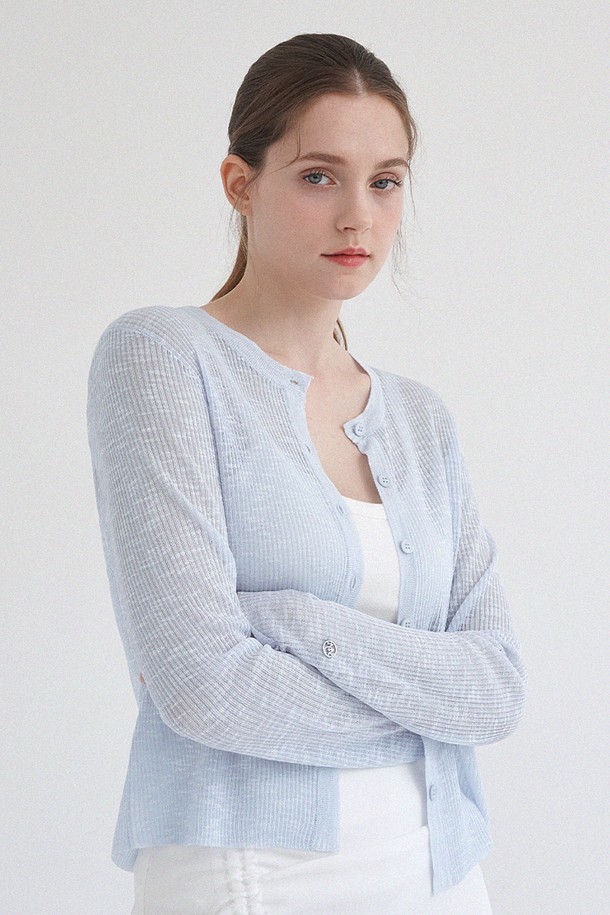 나디아 시-스루 가디건은 부드러운 니트 소재로 제작되어 은은한 비침이 매력적인 페미닌 스타일의 여성 의류입니다. 얇은 두께감과 긴 소매, 레귤러 기장으로 여름에도 시원하게 착용 가능하며, 라운드 넥과 웨이브 텍스처, 드레이핑 디테일이 여성스러운 실루엣을 연출합니다. 크림, 소라 두 가지 색상으로 출시되어, 다양한 룩에 활용하기 좋습니다.
