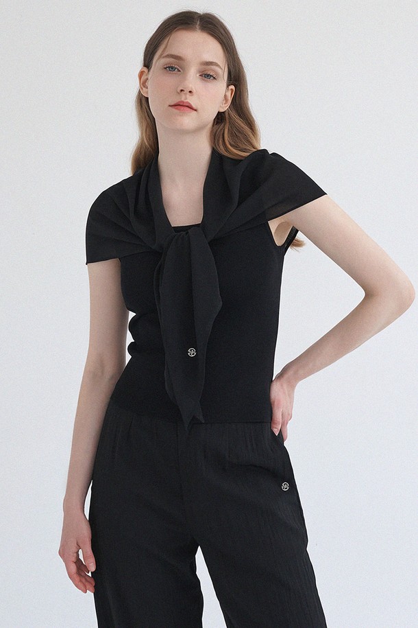 부드러운 시폰 소재와 우아한 드레이핑 디자인이 돋보이는 리스 쉬폰 스카프입니다. 여성스러운 웨이브 텍스처와 블랙 컬러, 얇은 두께가 어우러져 여름철 일상룩에 시원하고 클래식한 무드를 더해줍니다. 섬세한 드레이핑 디테일이 돋보이는 이 스카프는 당신의 스타일에 고급스러움을 더해줄 것입니다.
