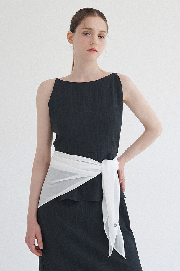 부드러운 폴리에스테르 소재의 리스 쉬폰 스카프는 여성스러운 스타일을 완성하는 데일리 아이템입니다. 와이드한 크기와 림플리한 텍스처, 섬세한 펜던트 장식이 특징이며, 헤어 스타일링 및 레이어드 코디에도 활용 가능합니다. 사계절 내내 클래식하고 페미닌한 무드를 연출하며, 얇고 가벼운 두께감으로 편안하게 착용할 수 있습니다.
