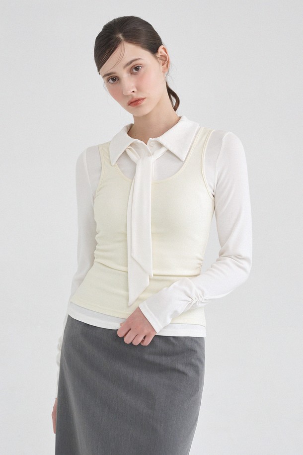 로넌 레이어드 타이 티는 여성 의류로, 미니멀하고 클래식한 스타일을 추구하는 분들을 위한 상의입니다. 부드러운 면 소재로 제작되어 편안한 착용감을 선사하며, 가을 시즌에 적합합니다. 화이트와 아이보리 두 가지 색상으로 출시되어 다양한 하의와 매치하기 용이하며, 레이어드 디자인이 특징입니다. 카라넥과 긴 소매, 적당한 기장감의 레귤러핏으로, 카페룩이나 출근룩 등 TPO에 맞춰 폭넓게 활용할 수 있습니다. 얇은 두께감으로 가을철 간절기, 레이어드 코디에도 활용할 수 있습니다.
