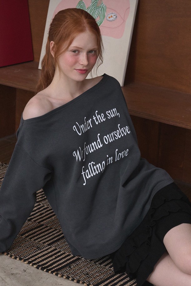 가을 분위기를 물씬 풍기는 폴링 러브 오프 숄더 티셔츠입니다. 부드러운 그레이 컬러에 로맨틱한 프릴 디테일이 더해져 여성스러운 무드를 연출하며, 루즈핏으로 편안하게 착용 가능합니다. 데이트룩, 카페룩, 가을 나들이룩 등 다양한 TPO에 미니멀, 로맨틱, 클래식 스타일로 코디하여 세련된 가을 패션을 완성해보세요.
