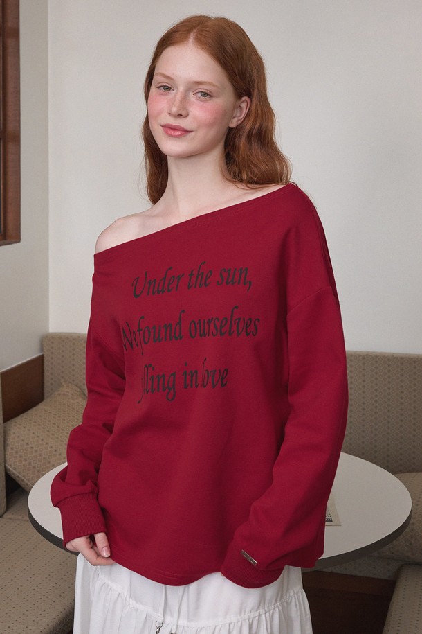 가을 분위기를 물씬 풍기는 폴링 러브 오프 숄더 티셔츠입니다. 와인, 버건디 컬러의 레터링 패턴이 돋보이며, 루즈핏으로 편안하면서도 로맨틱하고 미니멀한 스타일을 연출합니다. 데이트룩, 카페룩, 가을 나들이룩 등 다양한 TPO에 맞춰 뉴 모던 믹스 룩을 완성해보세요.
