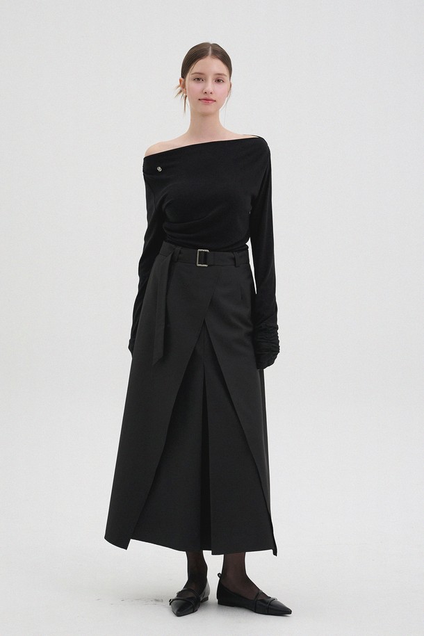 헤리아 벨트-랩 맥시 스커트는 여성스러운 실루엣을 연출하는 블랙 컬러의 맥시 스커트입니다. 랩 디자인과 벨트 디테일이 더해져 미니멀하면서도 클래식한 스타일을 완성합니다. 가을 시즌, 데이트룩이나 모임룩, 가을 나들이룩 등 다양한 TPO에 활용할 수 있으며, 미니멀, 클래식, 시크한 스타일을 연출하기 좋습니다. 무지 디자인으로 어떤 상의와도 잘 어울려 활용도가 높습니다.
