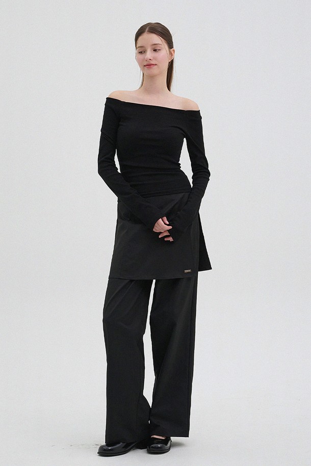 벤 랩 스커트 레이어드 팬츠는 미니멀하고 클래식한 무드의 여성용 바지입니다. 가을에 어울리는 블랙 컬러의 긴 기장 바지로, 뻣뻣한 질감의 폴리에스테르 소재로 제작되었습니다. 로우라이즈 핏에 중간 두께로, 신축성이 있어 편안하게 착용 가능합니다. 미니 랩 스커트 레이어드 디자인과 백 웨이스트밴드 센터 컷, 스커트 밑단의 사이드 펜던트 장식이 특징입니다. 데이트룩, 모임룩, 오피스룩 등 다양한 TPO에 활용하기 좋은, 시크한 스타일의 팬츠입니다.
