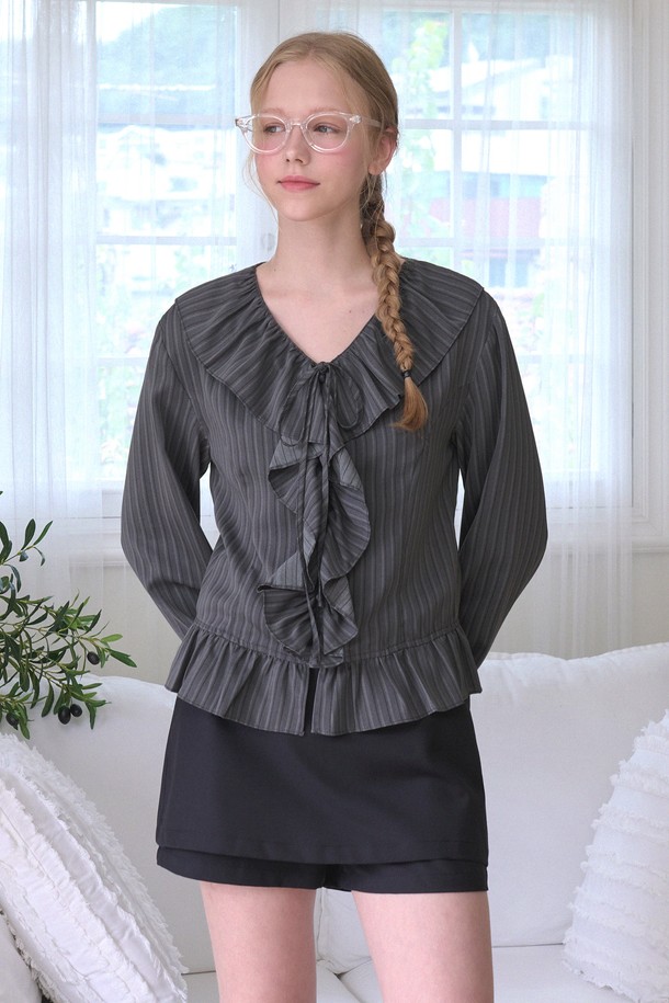 브론티 러플 스트라이프 블라우스는 여성스러운 분위기를 자아내는 가을 블라우스입니다. 로맨틱, 미니멀, 모던 스타일을 아우르는 디자인으로, 데이트룩과 모임룩에 적합합니다. 그레이 컬러의 스트라이프 패턴과 긴 소매가 세련된 느낌을 더하며, 러플과 리본 디테일이 포인트입니다. 레귤러핏으로 편안하게 착용 가능하며, 러플 넥 라인이 여성스러운 실루엣을 연출합니다.
